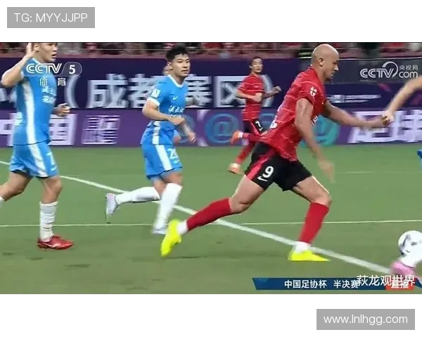 河南队全力冲击新赛季荣耀征程展现中原足球不屈精神 河南队全力冲击新赛季荣耀征程展现中原足球不屈精神