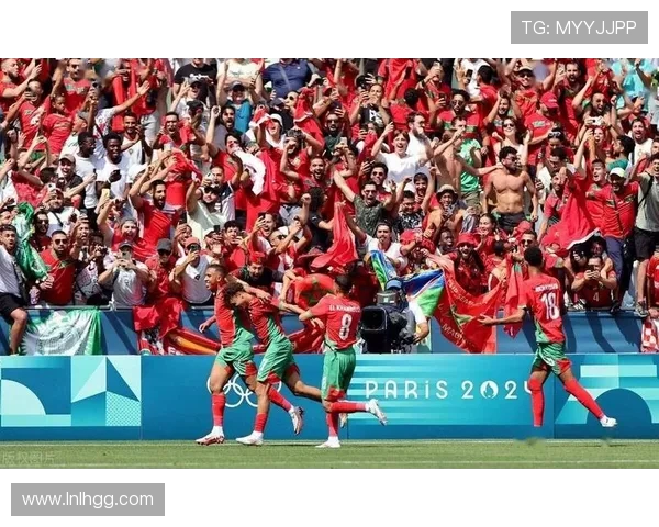 《全球足球热潮持续升温 看球迷如何通过比赛感受激情与荣耀》